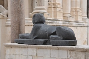 The sphinx in front of the entrance of the palace 